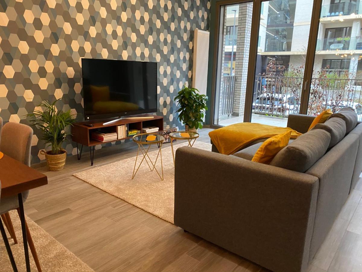 Bright And Chic In Lux Apartment