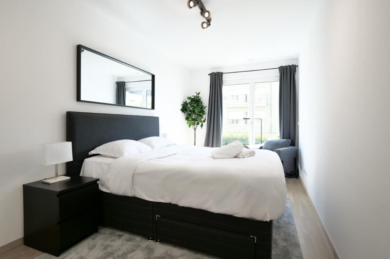 2br Apt 100 M2 W Terrace, Free Parking, Business Or Leisure *