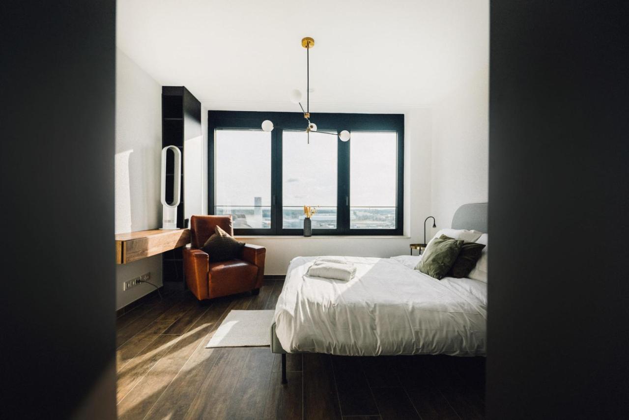 Luxury 1 Bedroom Apt W Spa, Fitness & Swimming Pool - Zenith Towers