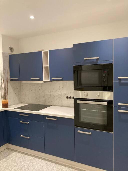 Apartment Modern 2 Bedroom With Free Parking 300m In