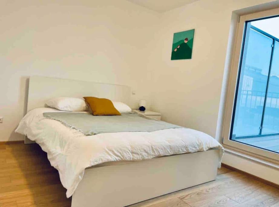 Appartement New 3 Bedrooms In Center With Terrace & Parking -142-92 *