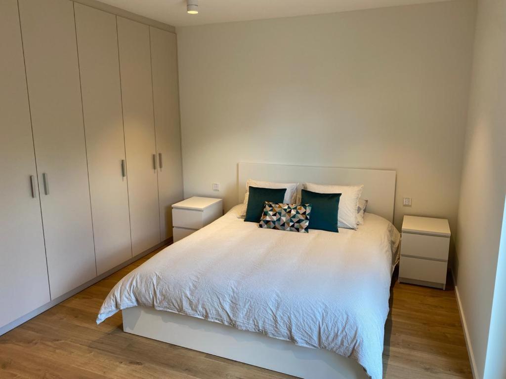 Adorable Center With Parking, Near Tram Apartment *