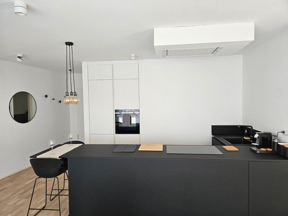 Apartment New Spacious Two Bedroom Center With Parking, Near Public Transport