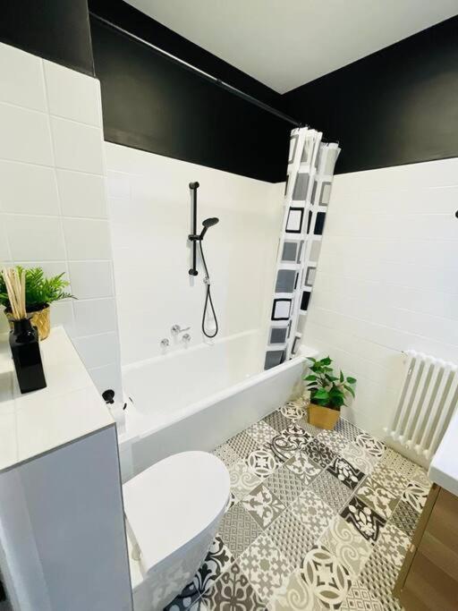 Spacious 1 Bed In The Heart Of Center - 21 Appartement