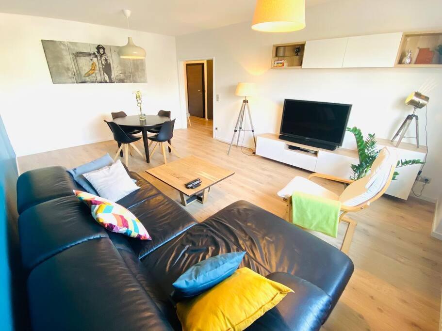 Large 1 Bedroom In Center With Parking - 64 *