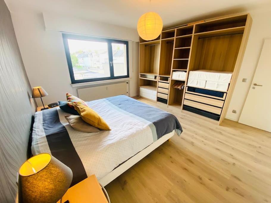 Large 1 Bedroom In Center With Parking - 64 Apartamento *