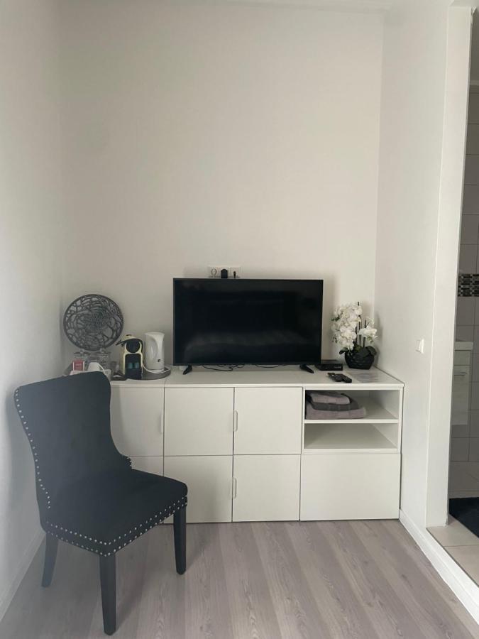 Executive Double With En-suite In Rue Trevires R3 *