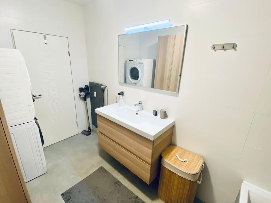 Large 1 Bedroom In Center With Parking - 64 Apartamento *
