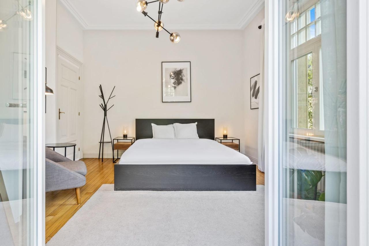 Charming With Balcony In Center *