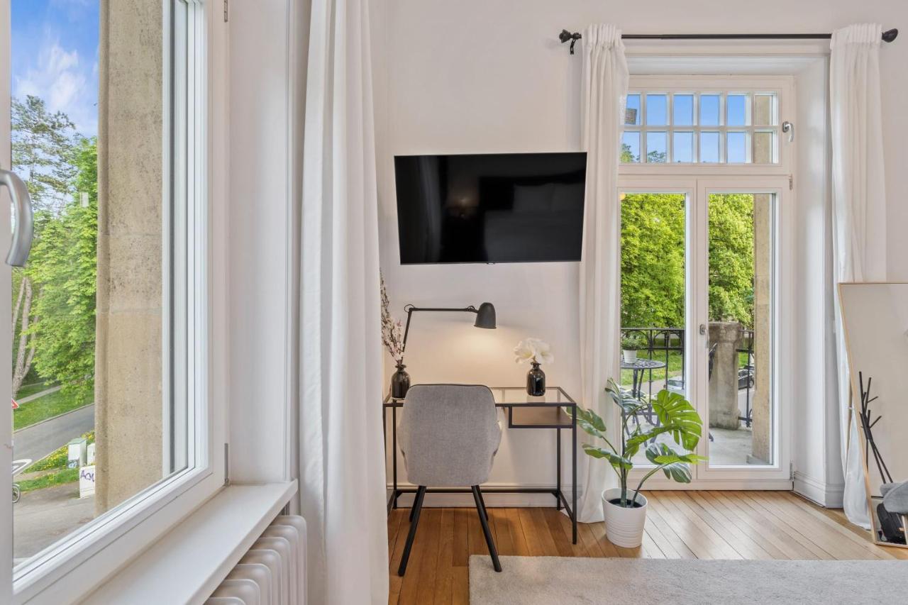 Charming With Balcony In Center