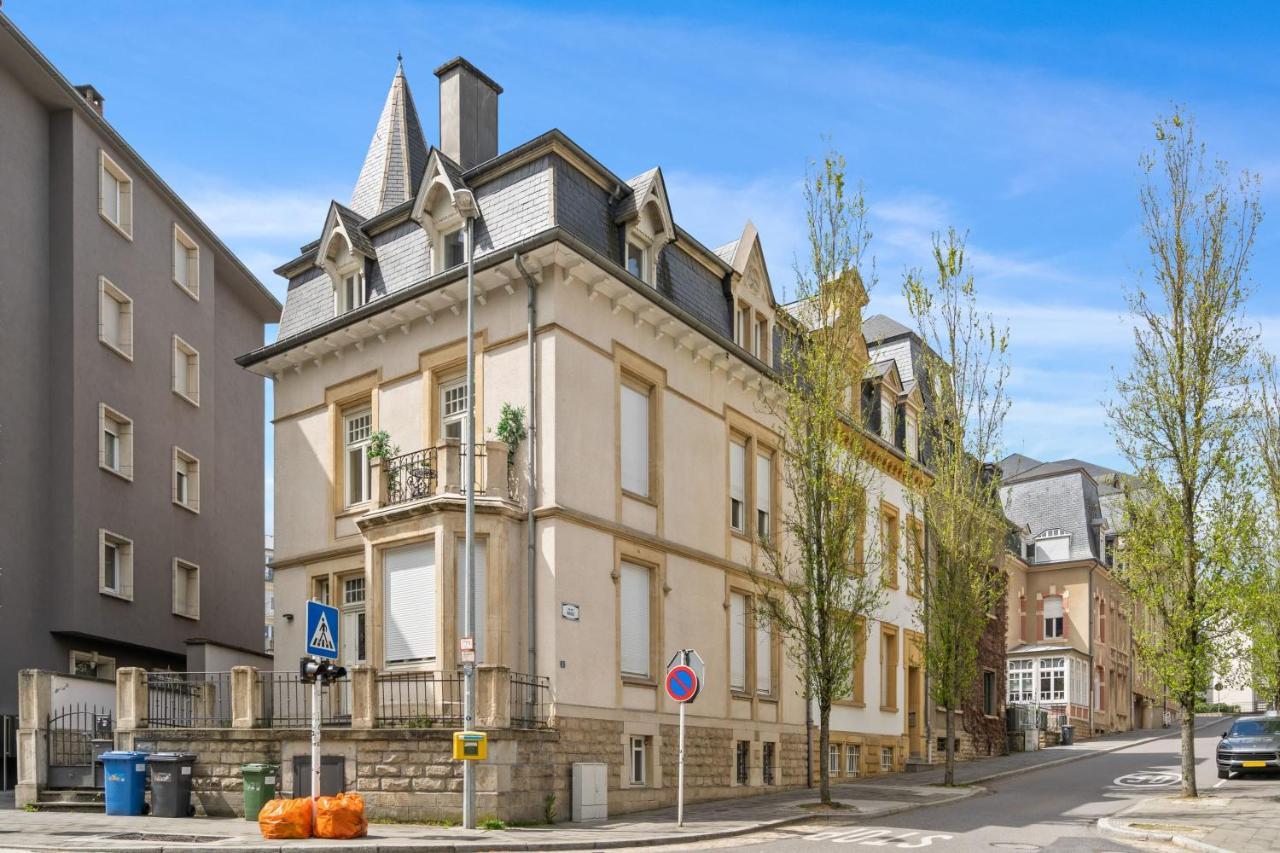 Charming With Balcony In Center *