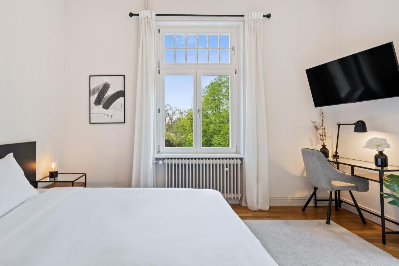 Charming With Balcony In Center *