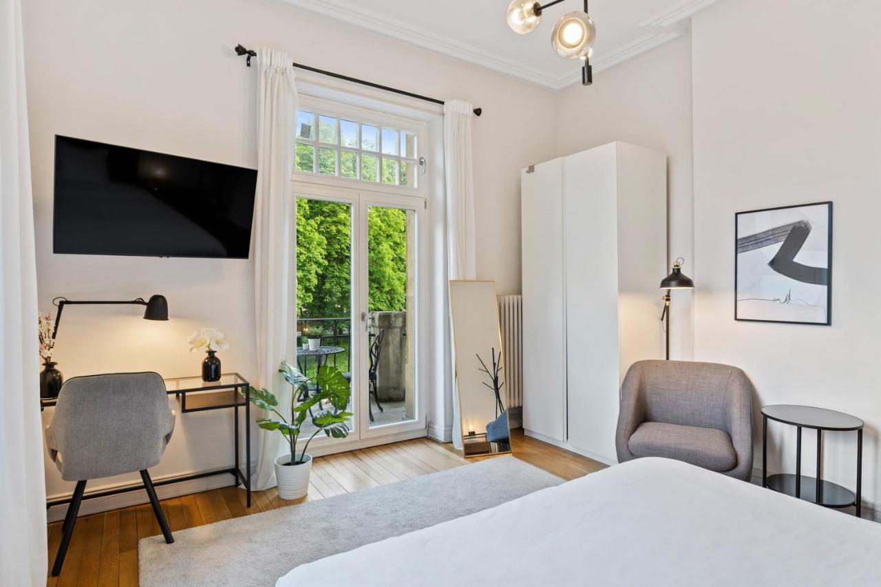 Charming With Balcony In Center *