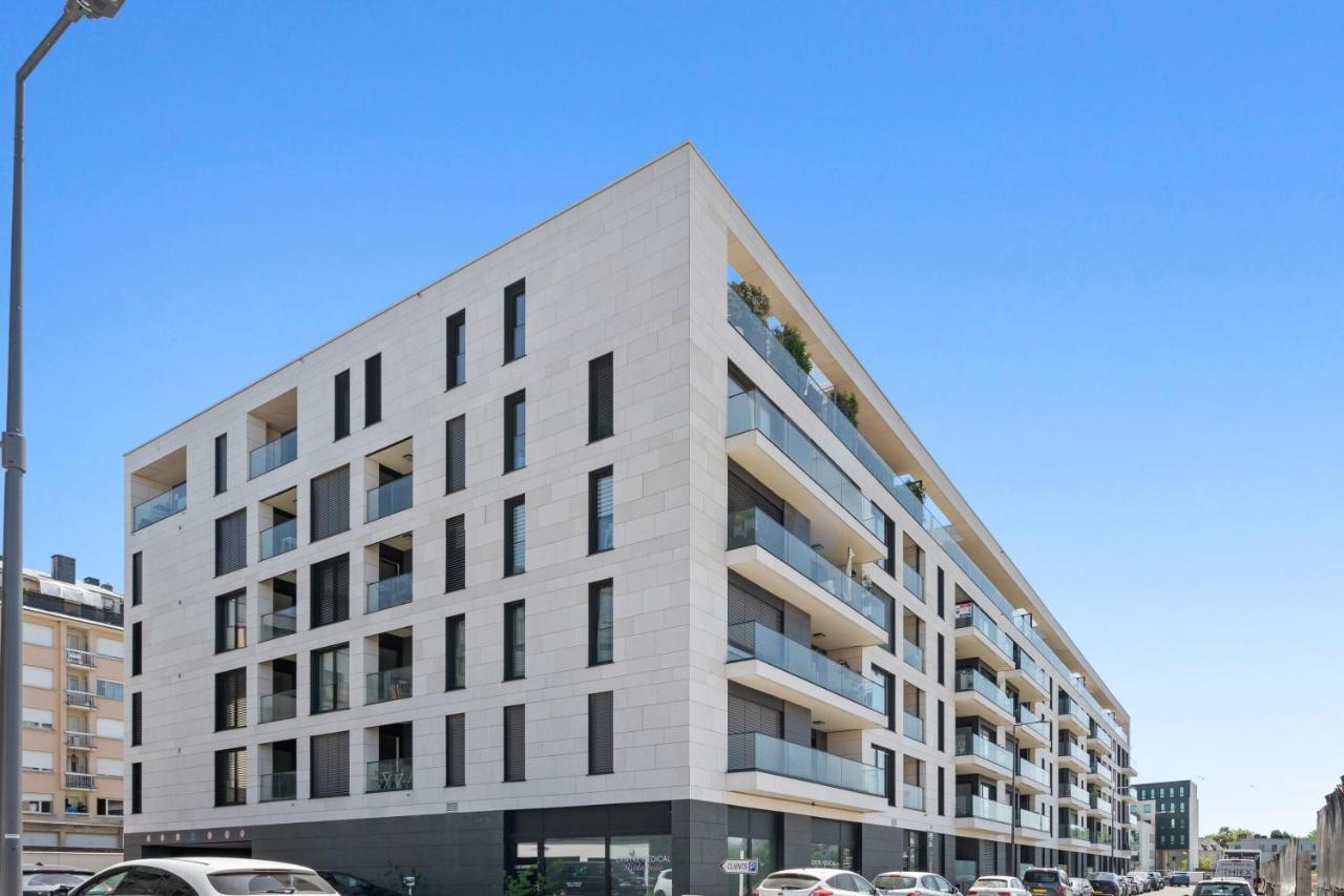 Cloche D'or Proximity - Sleek Urban Space *