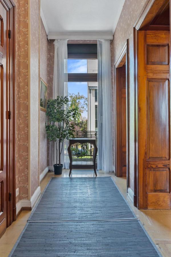 Vakantiehuis Baroque Style Townhome W Garden & Parking Id101 *