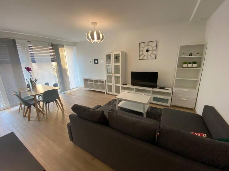 Apartment Modern 2 Bedrooms Flat In Center With Parking-3a