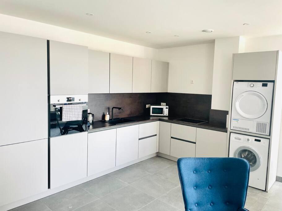 Brand New 3 Bedrooms With Terrace And Parking - 142-92 *