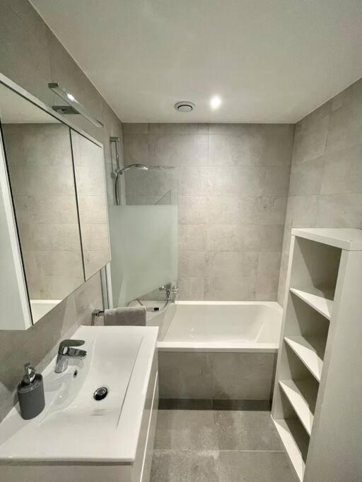 Brand New 3 Bedrooms With Terrace And Parking - 142-92 * Luxemburg