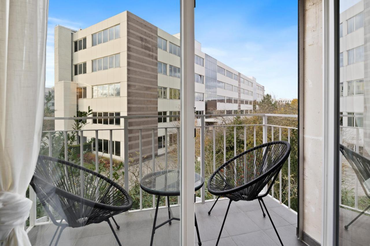 Charming 1br Apt W/ Terrace & 5 Min Drive To City *