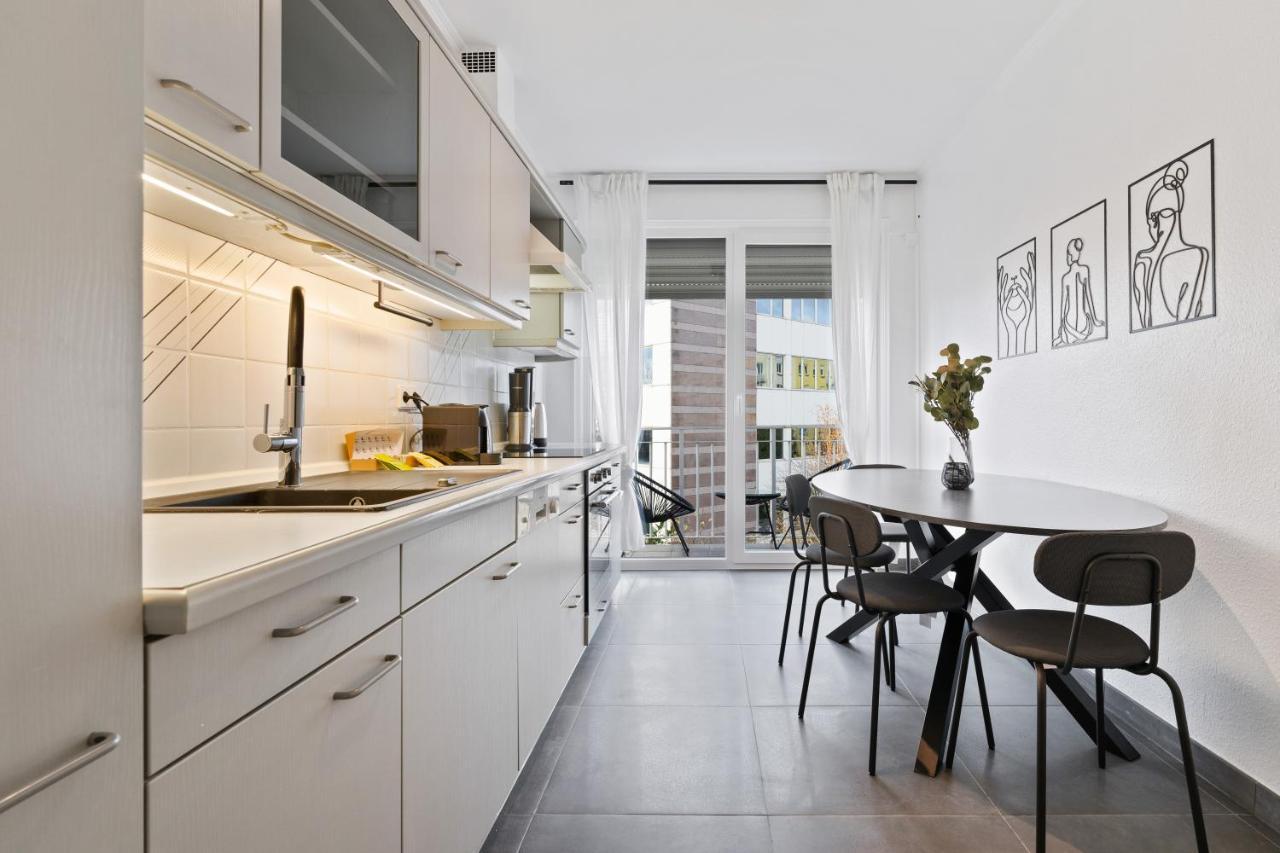 Charming 1br Apt W/ Terrace & 5 Min Drive To City *