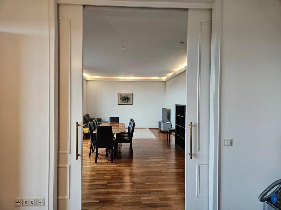 164 M2 Flat With Underground Parking In Lux City Appartement