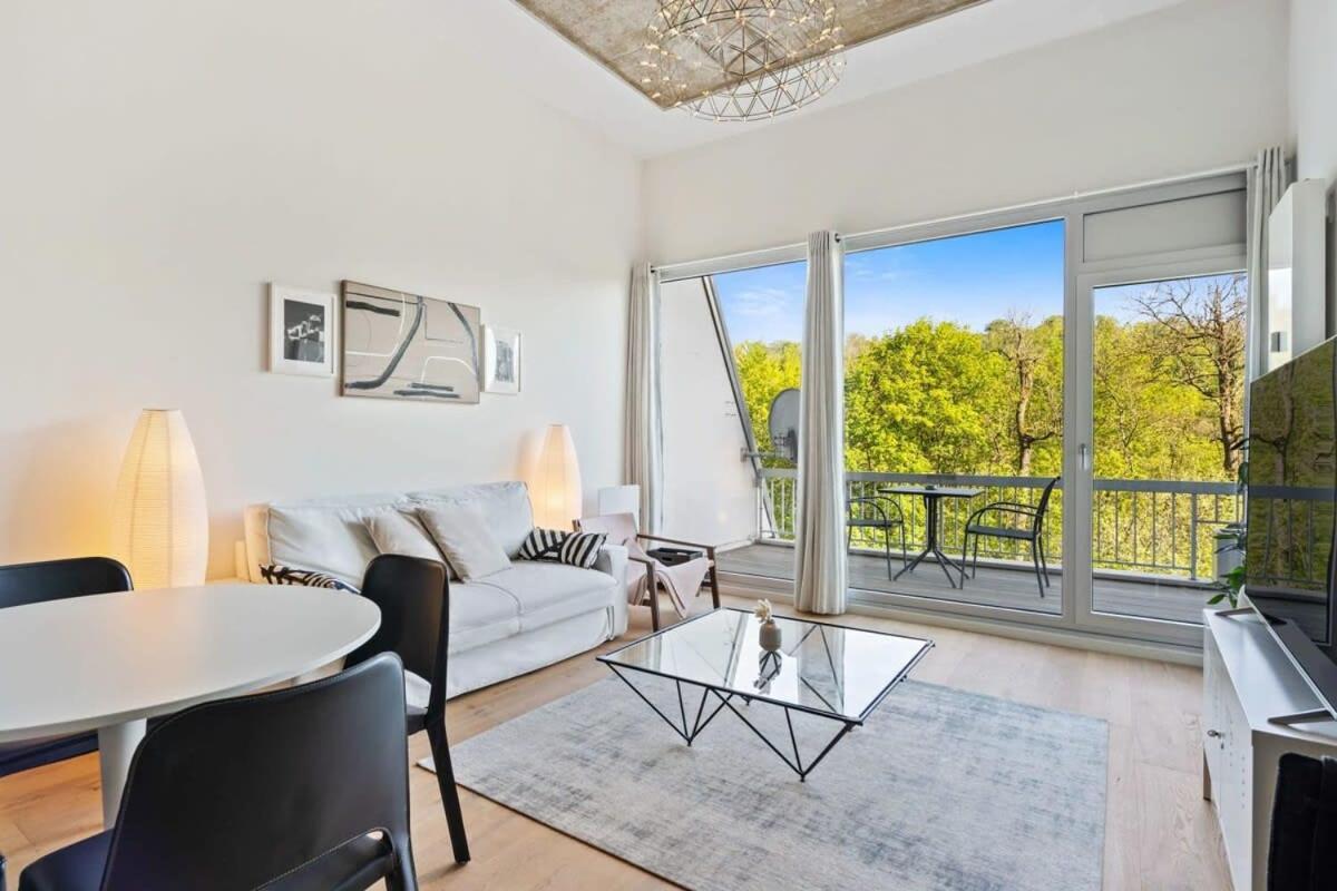 Elegant 1br Apt, Balcony, Pool, Central Location *