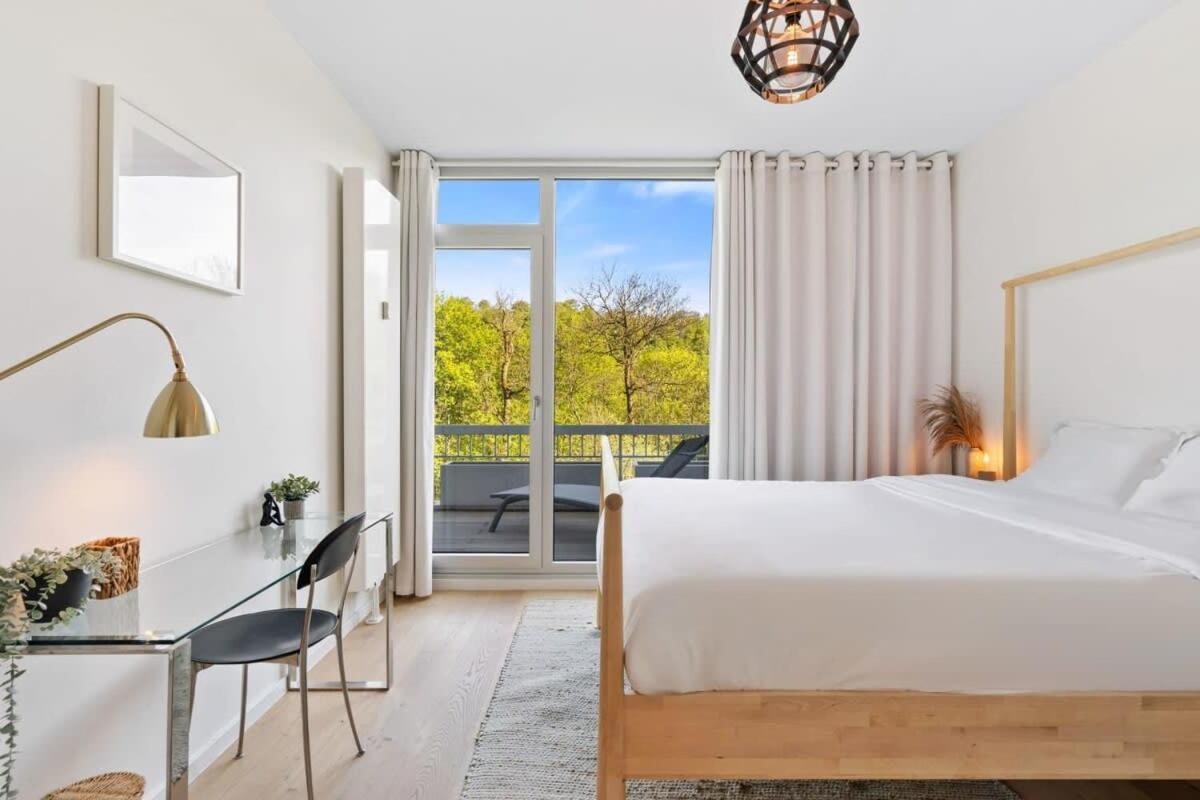 Apartment Elegant 1br Apt, Balcony, Pool, Central Location