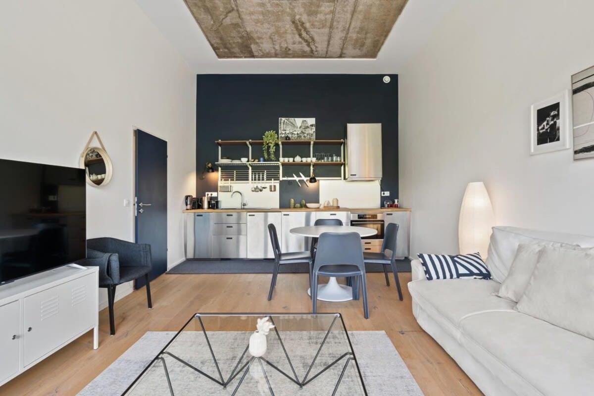 Elegant 1br Apt, Balcony, Pool, Central Location Apartment