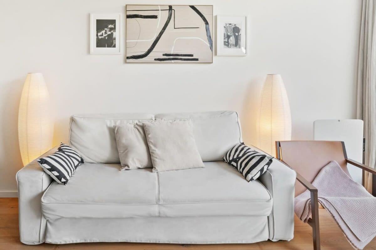 Elegant 1br Apt, Balcony, Pool, Central Location Apartment *