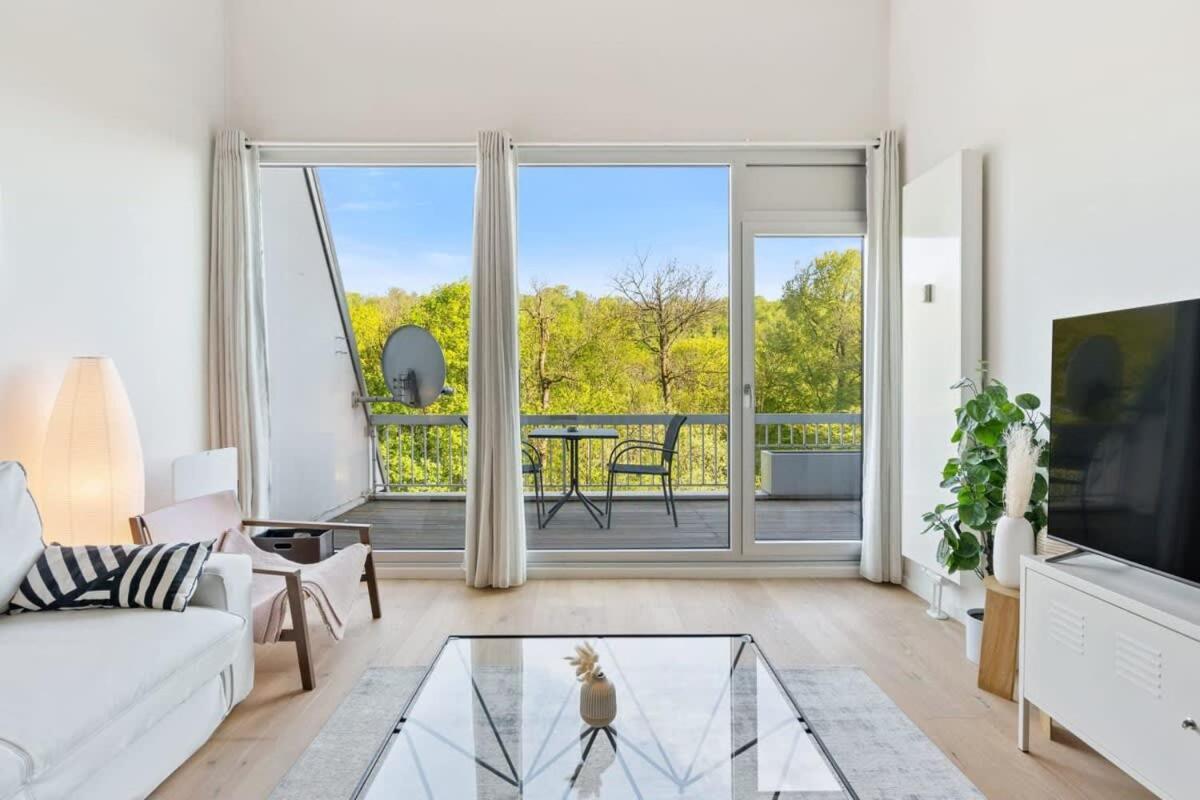 Elegant 1br Apt, Balcony, Pool, Central Location Apartment *