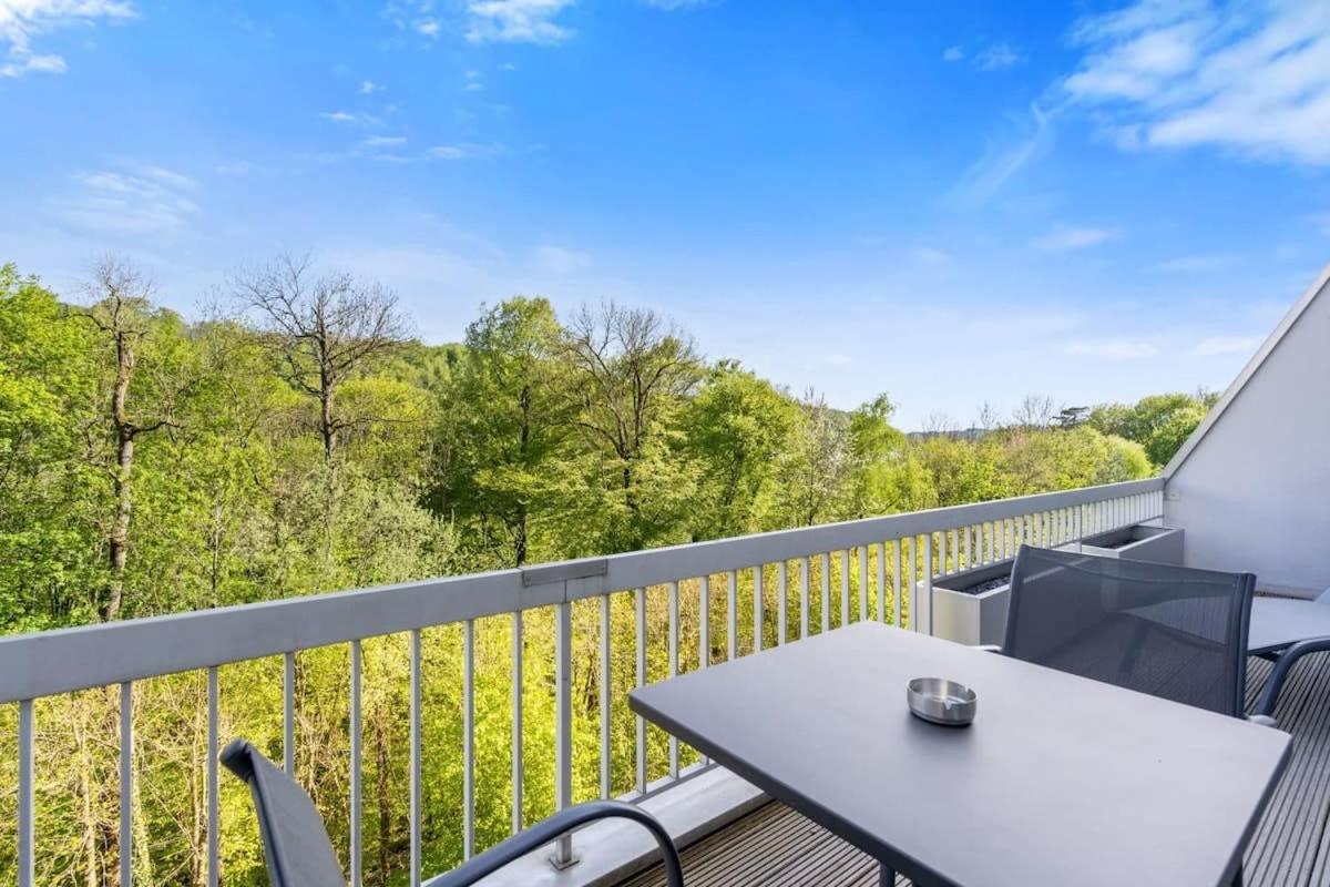 Elegant 1br Apt, Balcony, Pool, Central Location Apartment