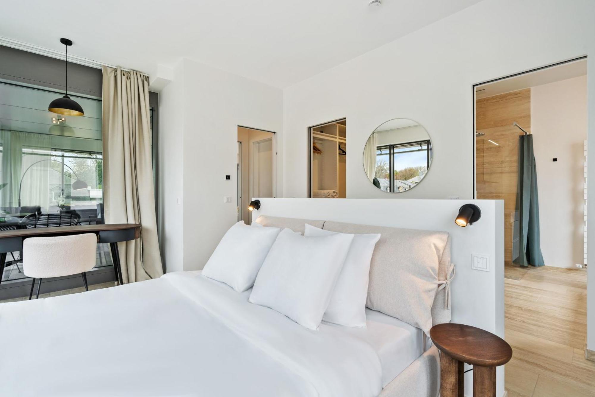 Elegant 2br With Balcony In Heart Of