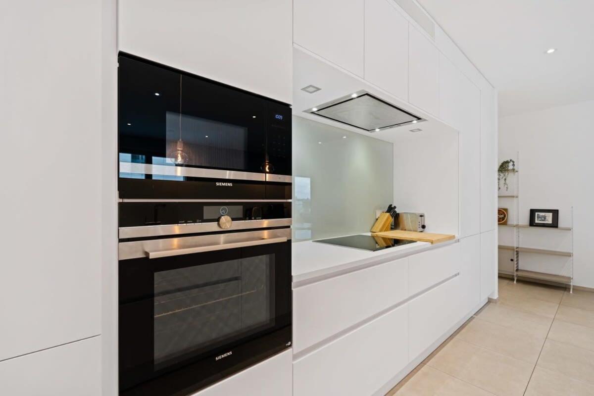 Lux City Escape 2br Apt With Balcony & Workspace