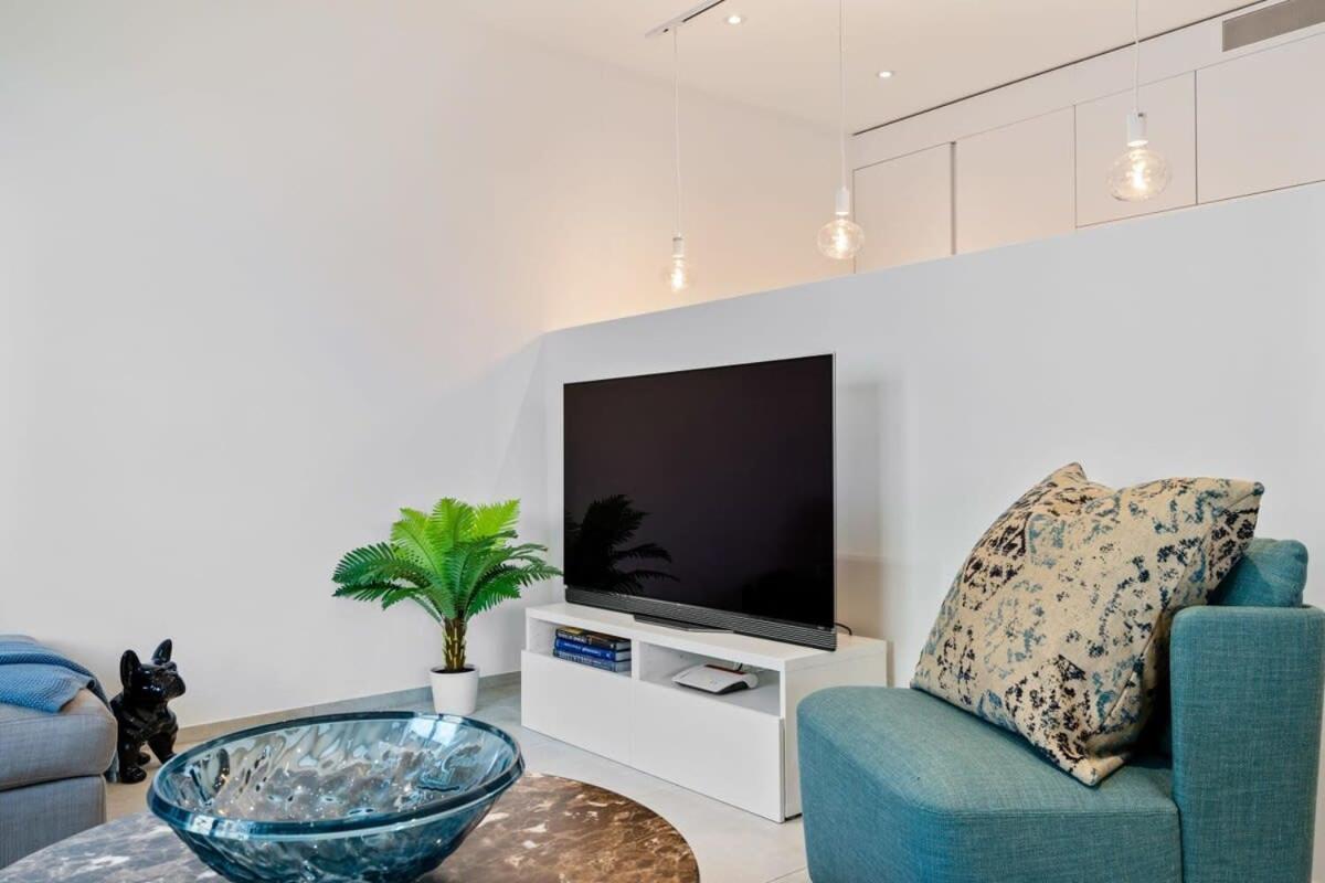 Lux City Escape 2br Apt With Balcony & Workspace *
