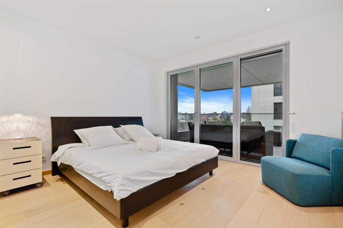 Lux City Escape 2br Apt With Balcony & Workspace *