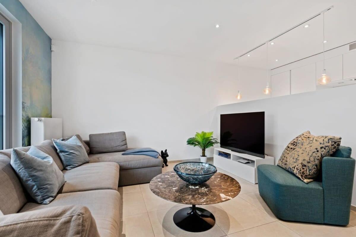 Apartment Lux City Escape 2br Apt With Balcony & Workspace