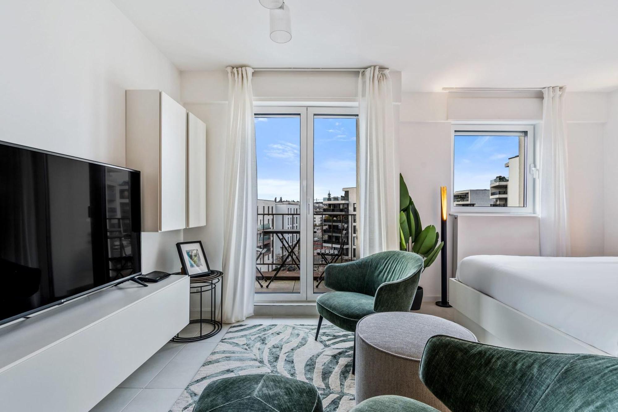 Stylish With King Bed, Balcony And Full Kitchen Apartment *
