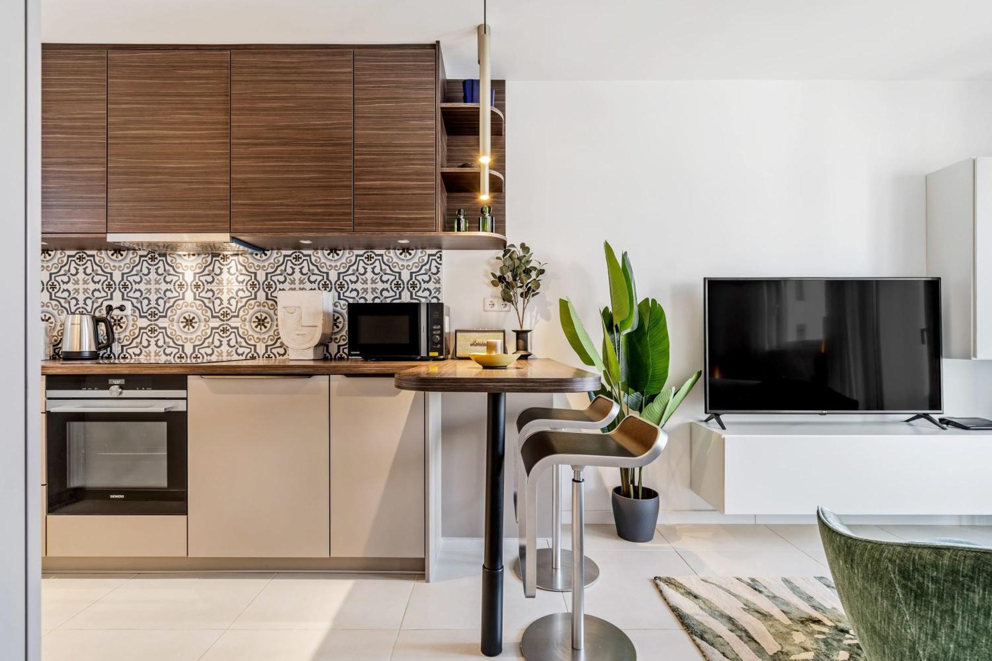 Apartment Stylish With King Bed, Balcony And Full Kitchen *