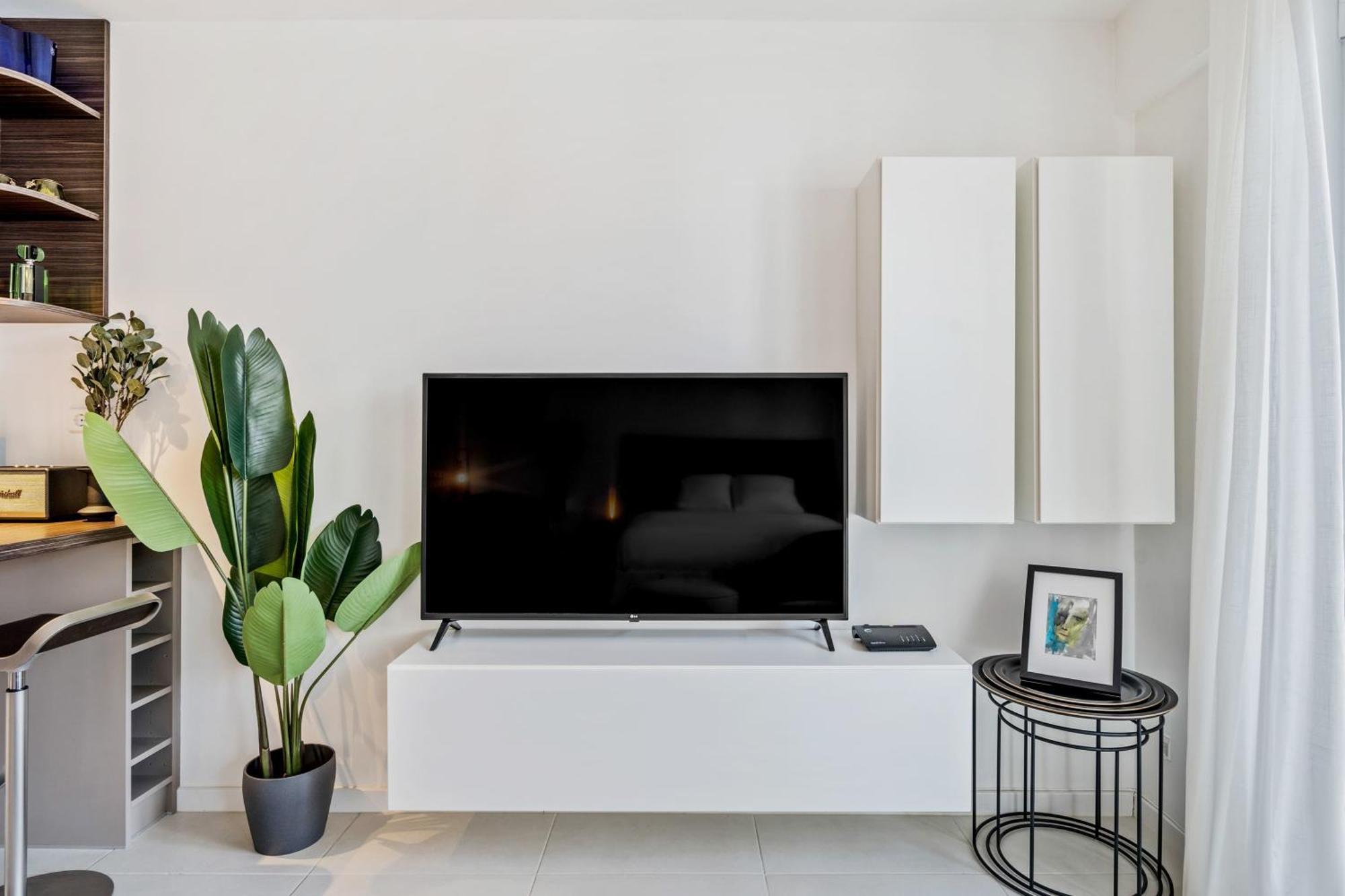 Stylish With King Bed, Balcony And Full Kitchen Apartment