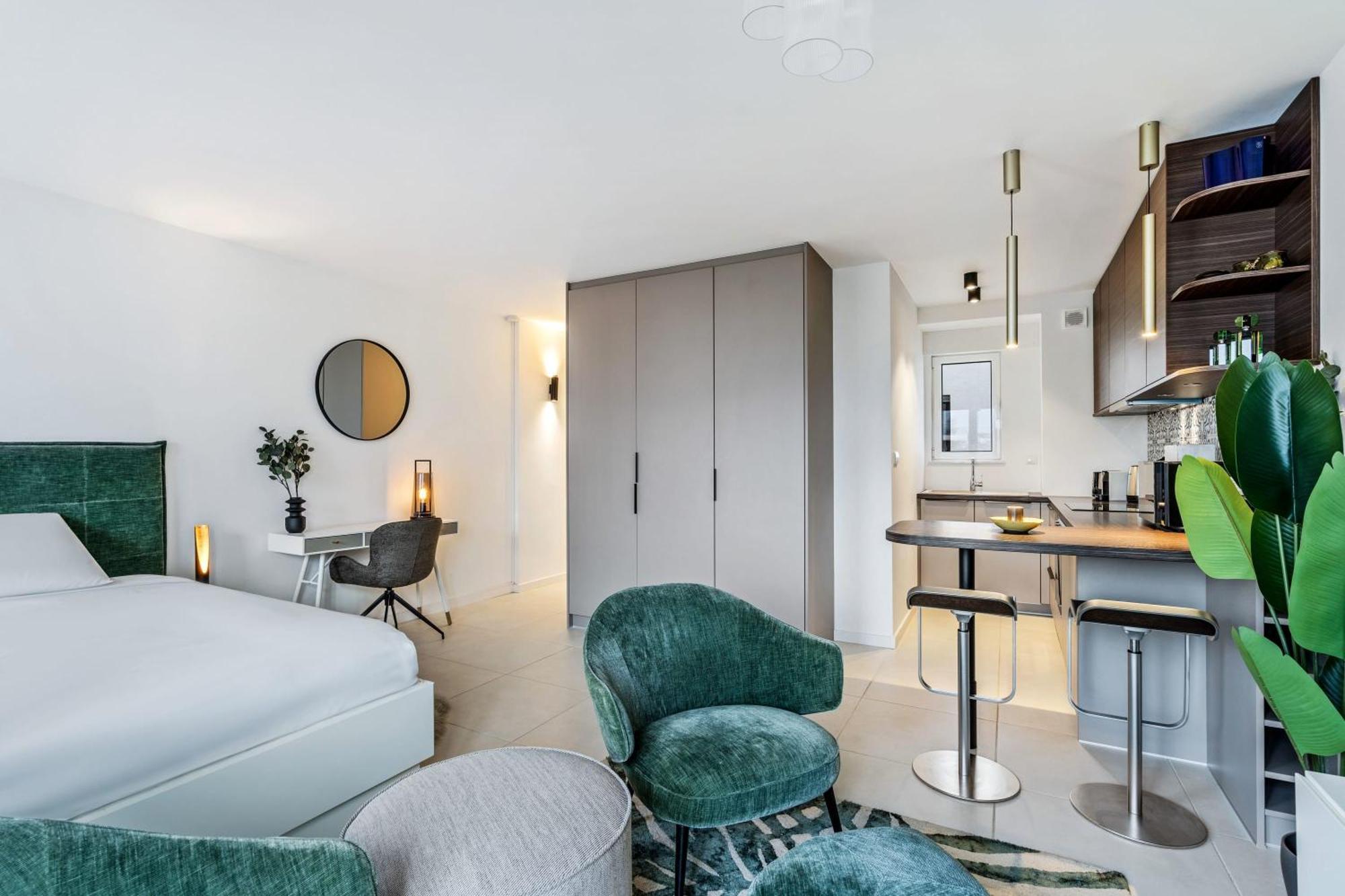 Stylish With King Bed, Balcony And Full Kitchen *