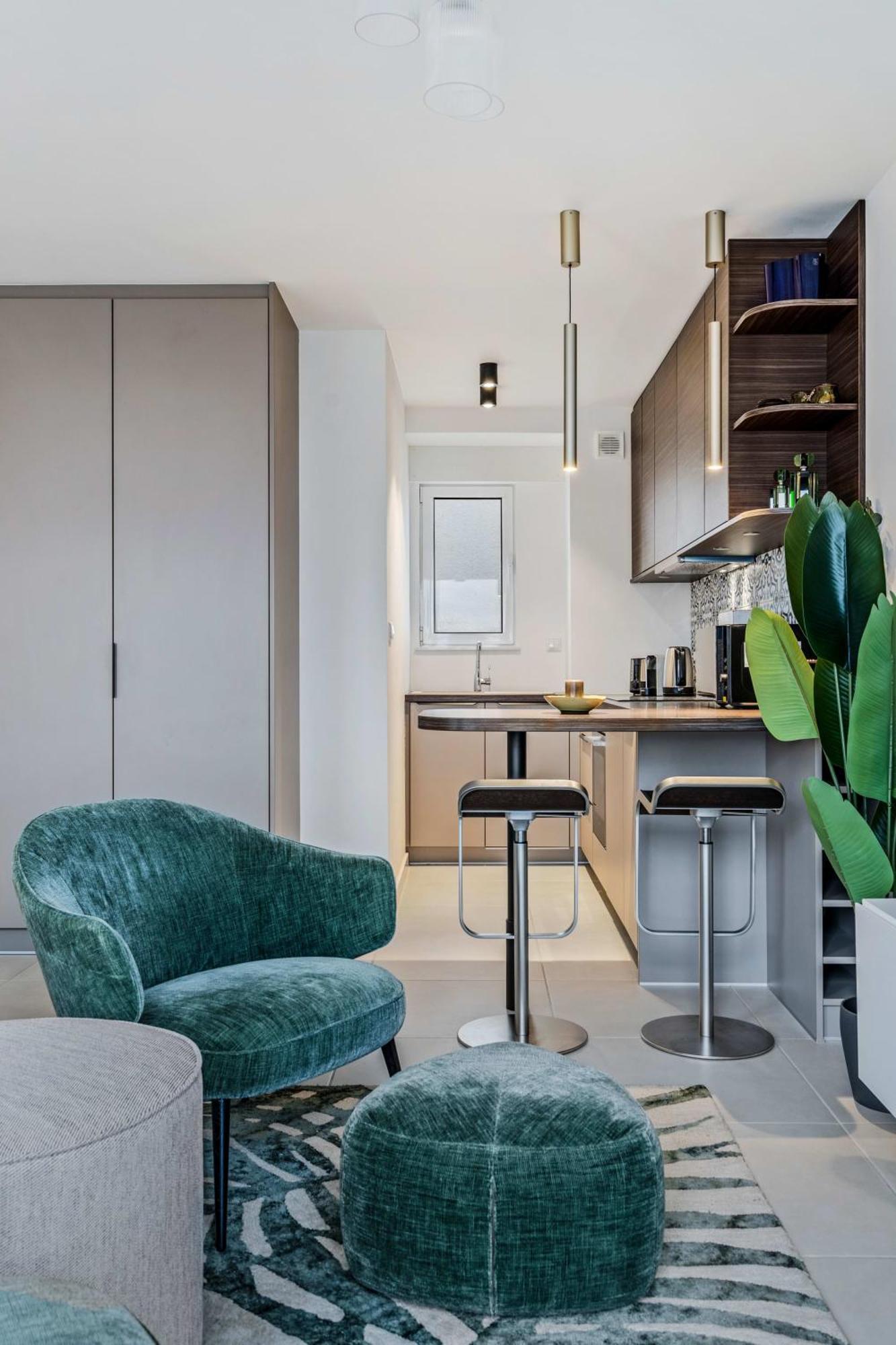 Stylish With King Bed, Balcony And Full Kitchen Apartment