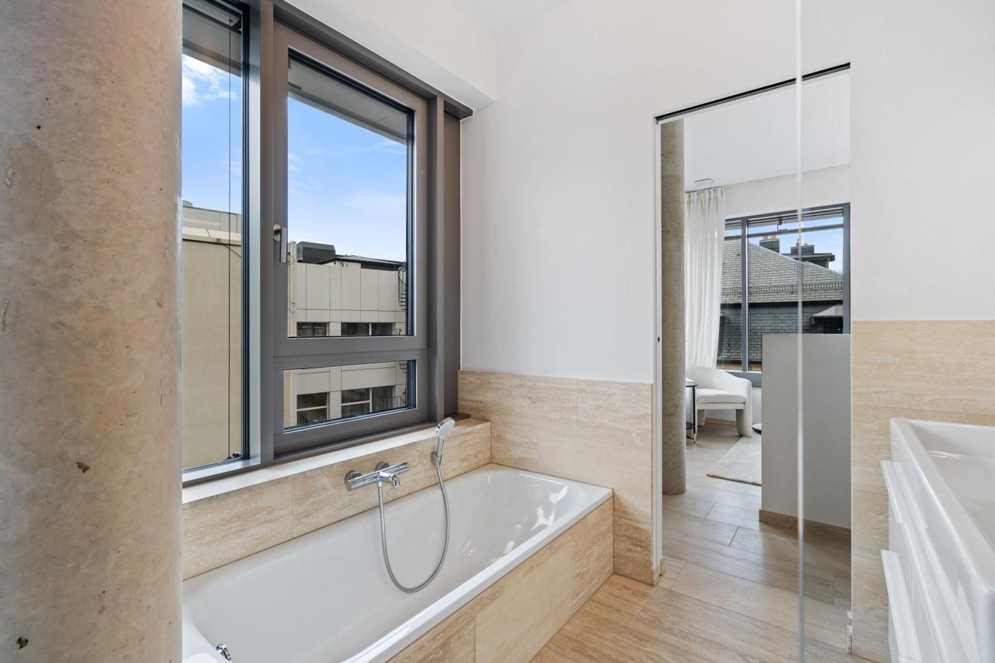 Elegant 2br With Balcony In Heart Of Appartement *