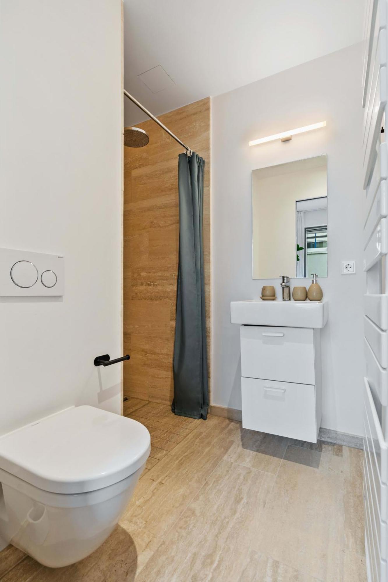 Elegant 2br With Balcony In Heart Of Appartement