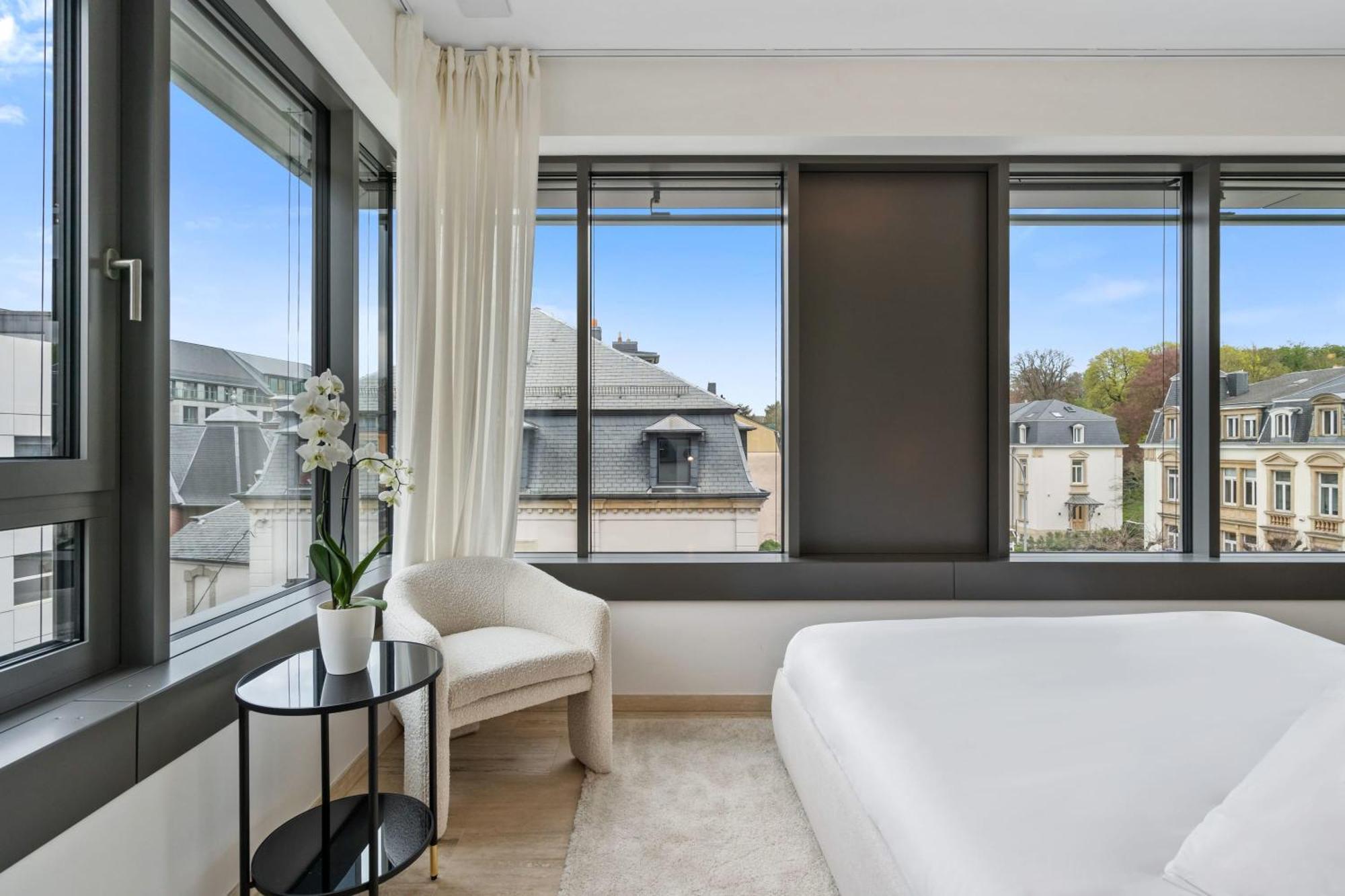 Elegant 2br With Balcony In Heart Of Appartement *