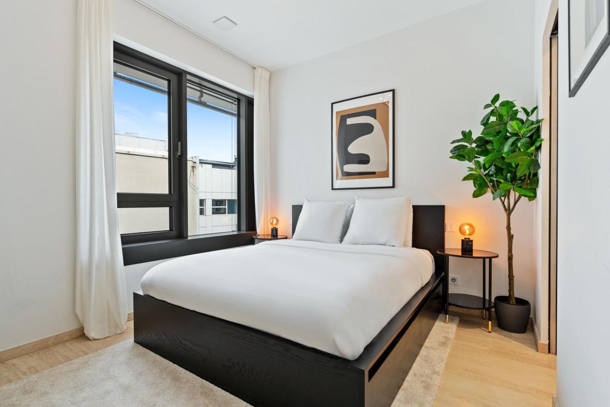 Elegant 2br With Balcony In Heart Of Appartement