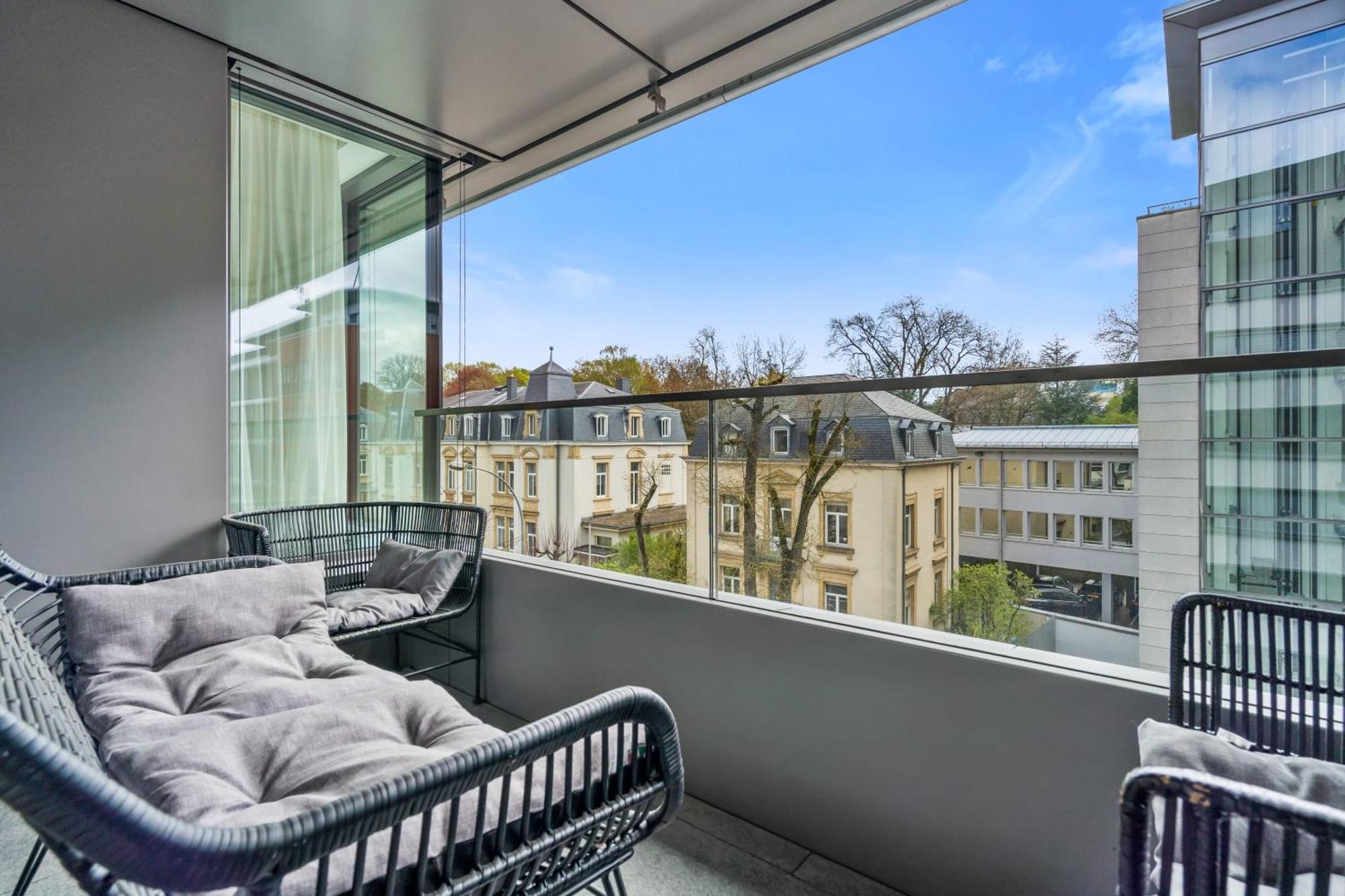 Elegant 2br With Balcony In Heart Of Appartement *