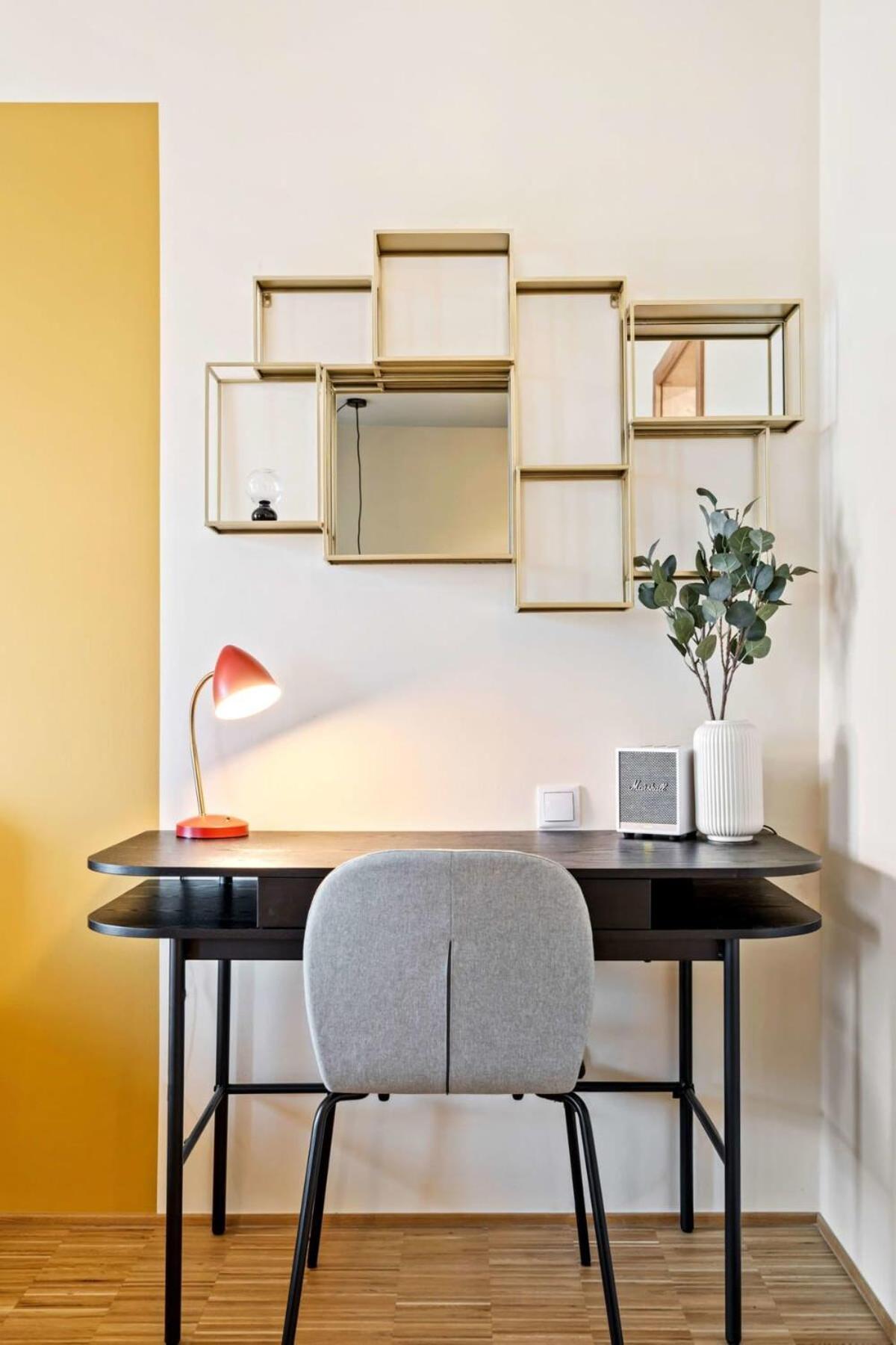 Cozy With Full Kitchen & Workspace *