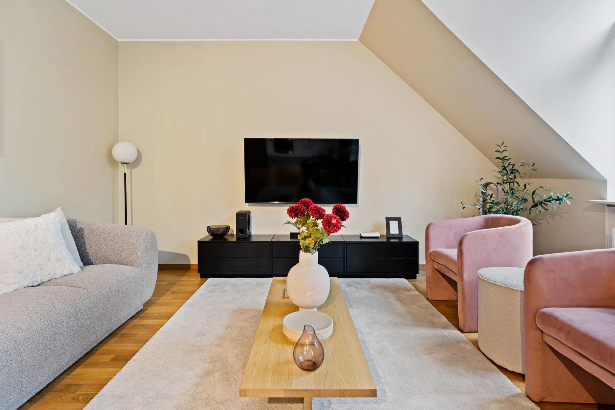 Chic 2br In With Free Parking