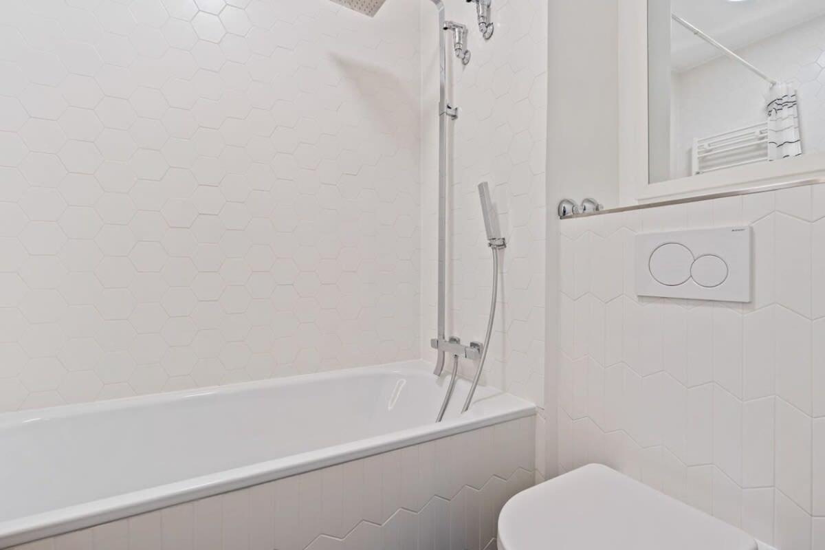 Elegant 1br Apt, Balcony, Pool, Central Location Apartment