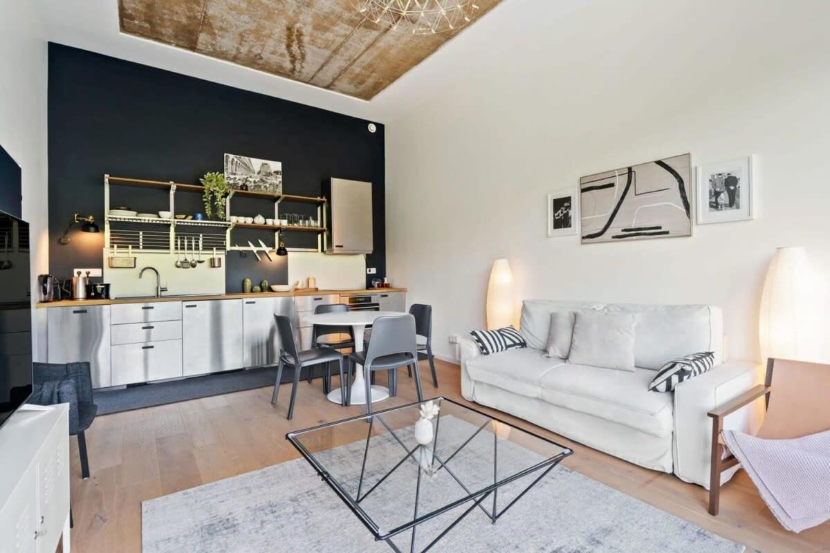Elegant 1br Apt, Balcony, Pool, Central Location Apartment